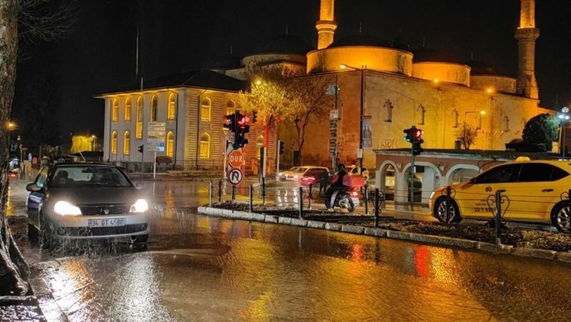 Edirne'de aniden bastıran yağmur hayatı felç etti