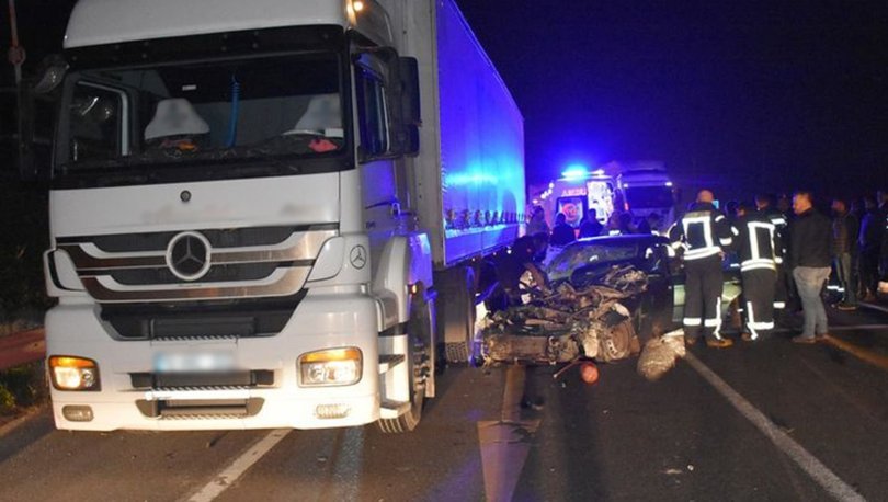 İzmir'de feci kaza!  Otomobil sürücüsü TIR'ın altına girdi
