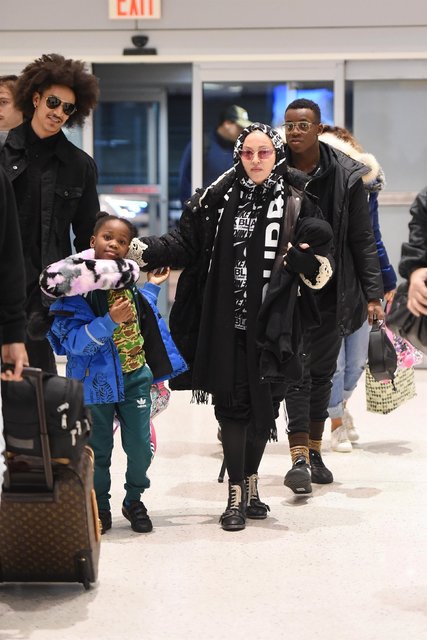 Madonna sevgilisi ve çocuklarıyla seyahatte