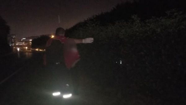 Çırılçıplak benzin istasyonuna sığınan kadına, çalışanlar kıyafet vermişti.