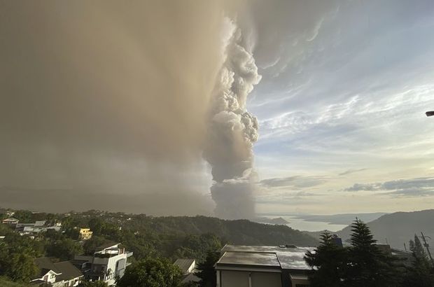 Filipinler'de yanardağ patlaması!