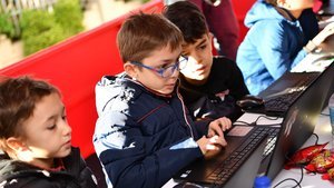 Minibüs ile kodlama turuna çıktı