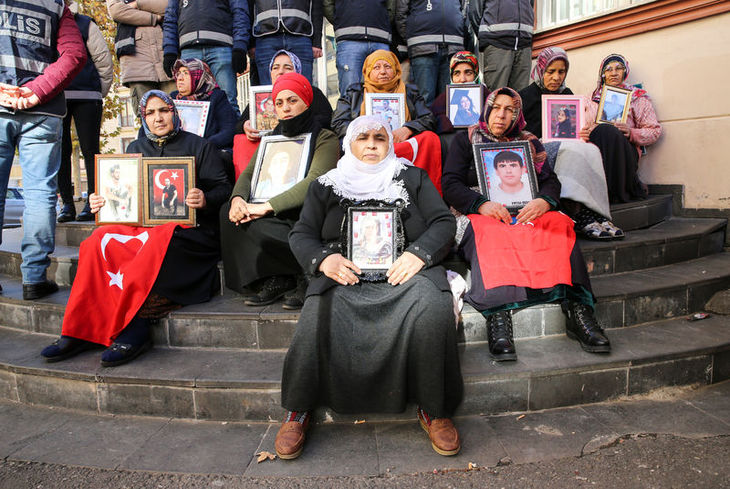 Diyarbakır HDP İl Binası önündeki anneler...