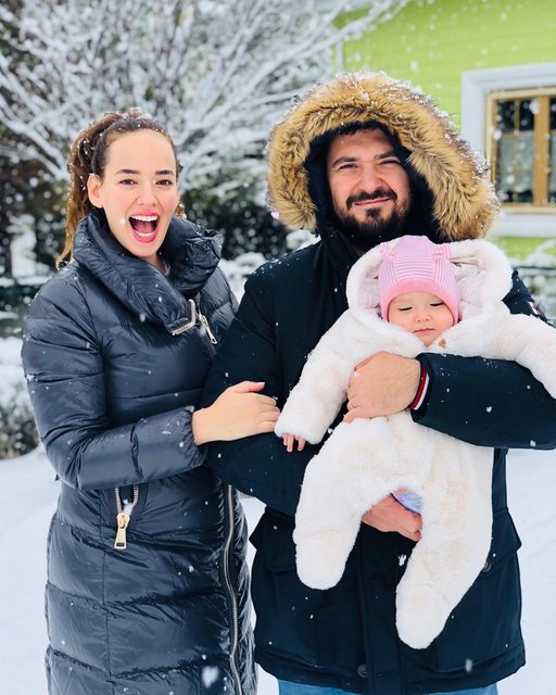 Seda Bakan'dan eşi Ali Erel ve kızı Leyla ile kar pozu - Magazin haberleri