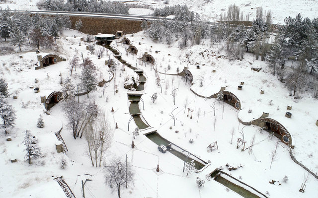 Sivas'ta 'Hobbit Evleri'nde kış manzarası