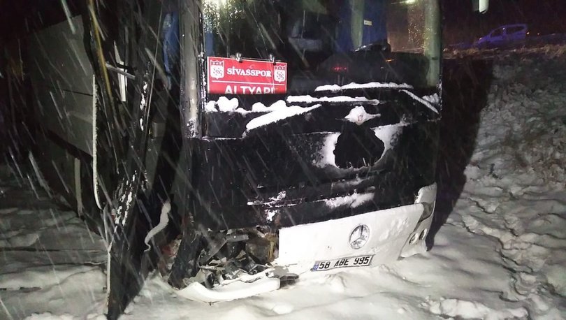 Sivasspor altyapı otobüsü kaza yaptı