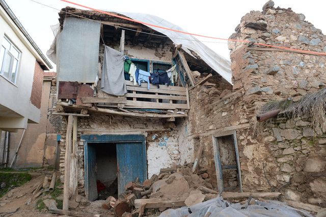 Ünlü isimler deprem sonrası yaşadıkları üzüntüyü dile getirdi - Magazin haberleri
