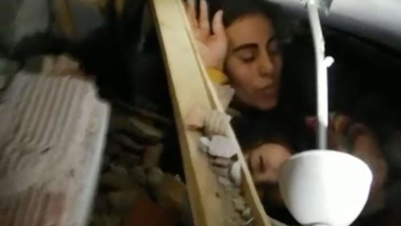 Elazığ'daki enkazdan 2,5 yaşındaki Nüsra ve annesi kurtarıldı