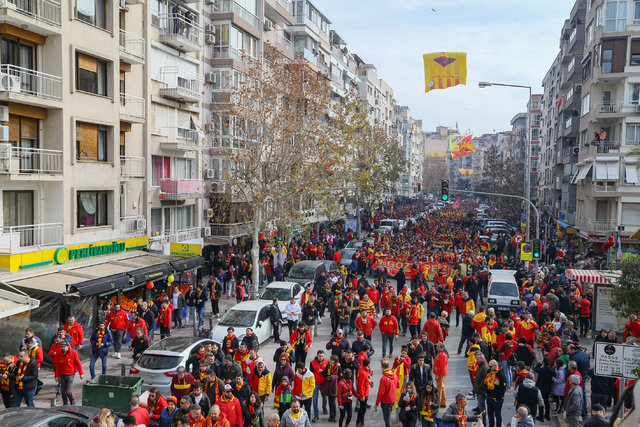 Binlerce Göztepe taraftarı yeni evlerine yürüdü!