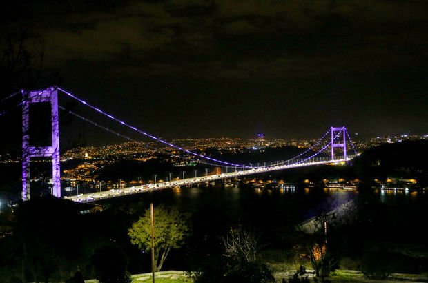 Fatih Sultan Mehmet Köprüsü mora büründü