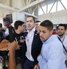 Venezuela’da kendini geçici devlet başkanı ilan eden muhalif milletvekili Juan Guaido, yurt dışına çıkış yasağına rağmen 19 Ocak’ta ayrıldığı ülkeye dönüşünde protesto edildi. Guaido, havalimanının dış hatlar bölümüne geçtiğinde ise buradaki taraftarlarının slogan ve sevgi gösterisi ile karşılandı