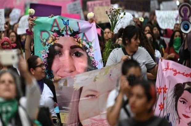 Meksika'da göstericiler bir kadının erkek arkadaşı tarafından öldürülmesini ve parçalanmış ceset fotoğraflarının yayımlanmasını protesto etti