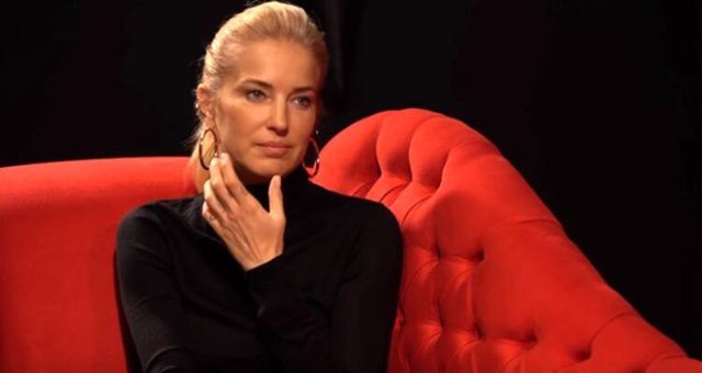 Burcu Esmersoy'un gözyaşları: Babam tuvalette hortumla dövüyordu! Annem tokat attı... - Magazin haberleri