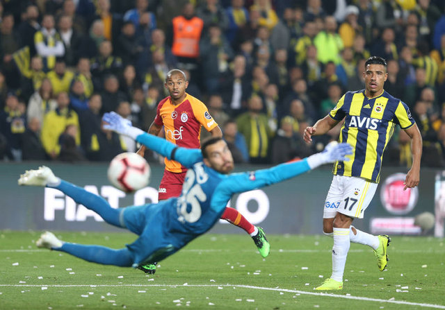 Fenerbahçe Galatasaray derbisinin muhtemel 11'leri! Fenerbahçe Galatasaray maçı saat kaçta hangi kanalda? FB GS derbisi hakemi