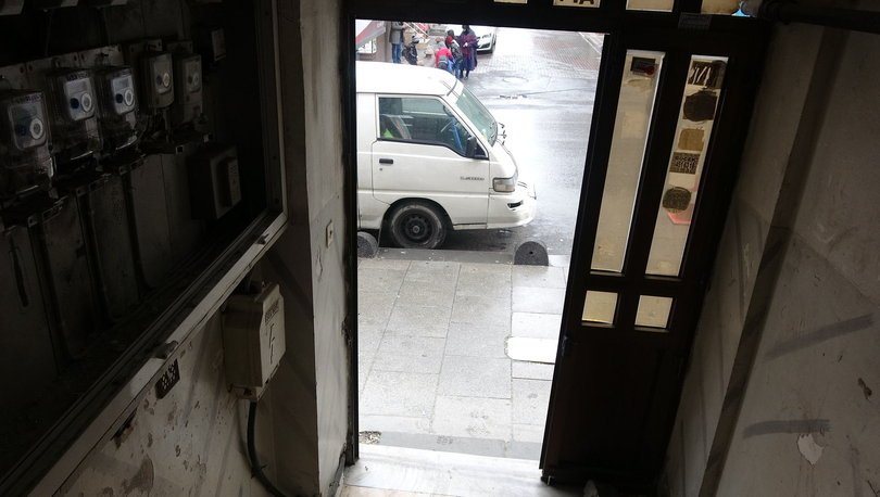 Sultangazi'de ilginç hırsızlık: Güpegündüz apartmanın kapısını çaldılar!