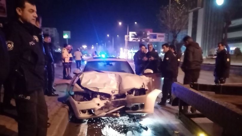 Aydın'da lüks otomobil polis aracına çarptı