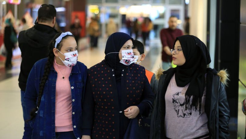 İranlı yolcular İstanbul'da kendileri için gelecek uçağı bekliyor