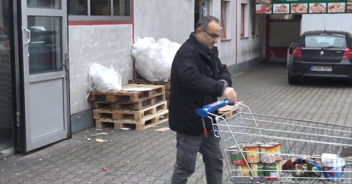 Koronavirus Haberi Almanya Da Koronavirus Coronavirus Panigi Raflar Hizla Bosaliyor Saglik Haberleri