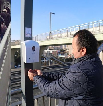 İstanbul Büyükşehir Belediyesi, salgın hastalıklar ve özellikle yeni tip koronavirüsten kaynaklanan tedirginlikleri en aza indirmek için dezenfekte çalışmalarını sürdürüyor. Yapılan açıklamaya göre, tüm otobüsleri düzenli olarak dezenfekte eden İETT, metrobüs istasyonlarının girişlerine de vatandaşların el hijyeni için dezenfektan cihazları yerleştiriyor