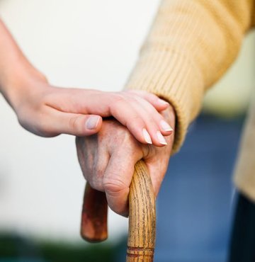 Alzheimer hastası yakınlarına önerilerde bulunan Nöroloji Uzmanı Dr. Oğuzhan Onultan, "Evdeki telefonların yanına acil aranabilecek telefon numaralarını (110, 112, 155) ve yakınlarınızın telefonlarını yazın. Mutfak ve tüm eve yangın ve gaz kaçağı için alarmlar yerleştirin, sıklıkla çalışıp çalışmadıklarını kontrol edin. Yanıcı ve parlayıcı maddeleri ocak yakınında bulundurmayın” diyerek, Alzheimer hastası yakınlarına önerilerde bulundu