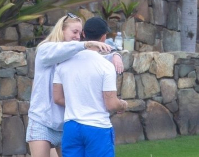 Anne olmak için gün sayan Sophie Turner eşiyle tatilde