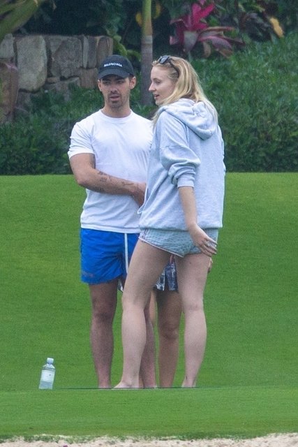 Anne olmak için gün sayan Sophie Turner eşiyle tatilde