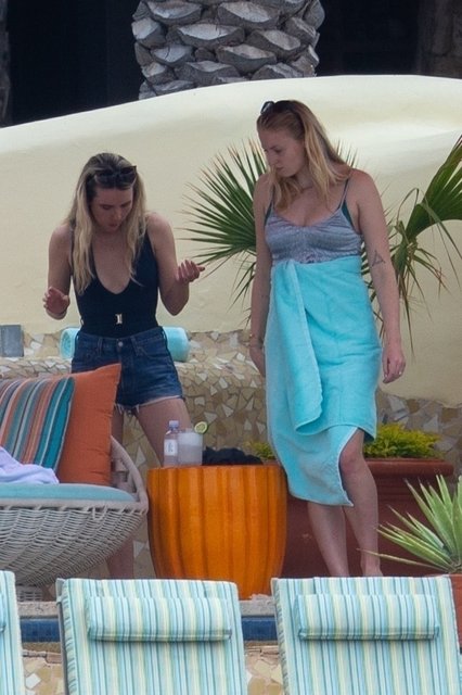 Anne olmak için gün sayan Sophie Turner eşiyle tatilde