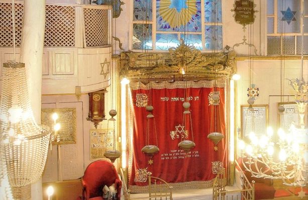 Balat'ta Yanbol'lu Yahudi kalmadığı için sadece Cumartesi gününe denk gelen Şabat (dinlenme günü) dua ve ibaret için açılabiliyor