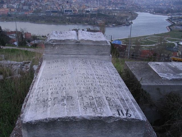 Hasköy sırtlarında bulunan Kamando Anıt Mezarı'nın önündeki kitabede İbranice harflerin yer aldığı yazıt...