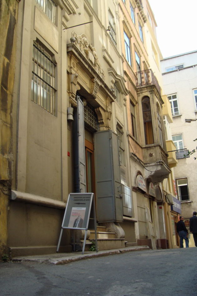 Terziler Sinagogu 1996 yılında sanat merkezine dönüştürüldü. Bankalar Caddesi üzerindeki Kamondo Merdivenleri'nden ulaşılan Banker Sokağı ile Felek Sokağı arasında yer alan binada 19. yüzyılın eklektik mimarisinin tipik örneklerini görülebiliyor...