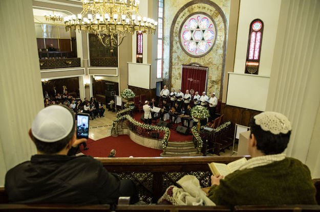 Neve Şalom Sinagogu açıldığından bu yana birçok mutlu olaya tanıklık ettiği kadar acı hatıralara da tanıklık etti. Sinagog tarihinde üç kez saldırıya hedef oldu...