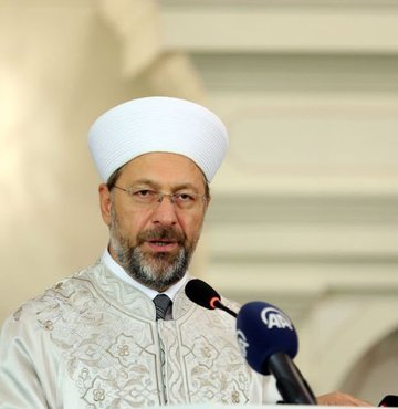 Diyanet İşleri Başkanı Ali Erbaş, umreden dönen son 5 bin 300 vatandaşın hem kendi sağlıkları hem de çevresindeki insanları korumak için 14 gün boyunca evlerinden çıkmamaları ve ziyaretçi kabul etmemeleri gerektiğini hatırlattı