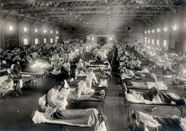 Kansas'ta grip tedavisi gören Amerikan askerleri.