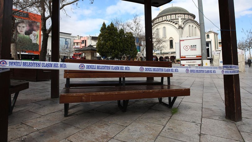 Denizli'de uyar�lara kulak asmayan ya�l�lar�n oturdu�u banklar kald�r�ld�!