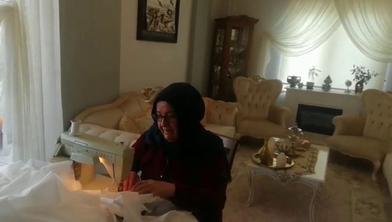 Uşak’ta bir çift evde koruyucu maske üretip ücretsiz dağıtıyor!