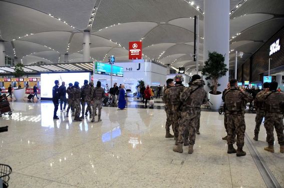 İstanbul Havalimanı'nda da bazı tedbirler dikkat çekti. Havalimanı'nda bulunan Cezayir vatandaşları, Cezayir Hükümeti'nin ülkelerine dönmelerine izin vermemesi üzerine burada mahsur kaldı. Cezayirlilerin ihtiyaçları Türkiye tarafından havalimanında karşılanıyor.