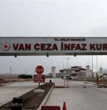 Van Cumhuriyet Başsavcılığı, bazı sosyal medya paylaşım platformlarında "Van Yüksek Güvenlikli Kapalı Ceza İnfaz Kurumunda koronavirüs tehdidine karşı 100 kişi için 2 kutu dezenfektan bırakıldığı ve maskelerin ücretli verildiği" yönündeki haberlerin gerçeği yansıtmadığını bildirdi