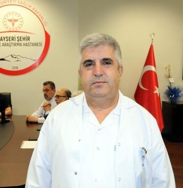 Sağlık Bakanlığı Koronavirüs Bilim Kurulu üyesi Prof. Dr. İlhami Çelik, koronavirüs konusunda çocukların süper taşıyıcı olabileceğini belirterek, "Normalde koronavirüste 1 kişi 2,6 kişiye bulaştırırken, çocukların 5-10 gibi çok daha fazla kişiye bulaştırma olasılığı var" dedi