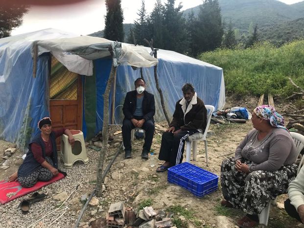 CHP Milletvekili Özcan Purcu İzmir'de Roman yurttaşların yaşadığı çadır kentte...