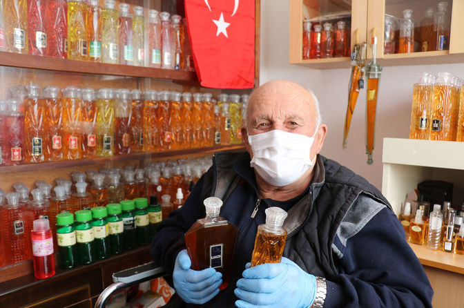 50 yılda biriktirdiği 3000 şişe kolonya dağıtır
