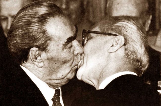 Fransız fotoğrafçı Régis Bosu’nun yakaladığı ve “Komünist bûsesi” fotoğraflarının klâsiği olan meşhur kare: Sovyetler Birliği ile Doğu Almanya’nın liderleri, Leonid Brejnef ve Eric Honeker, Berlin’de 7 Ekim 1979’da birbirlerinin dudaklarına yumulmuş halde.