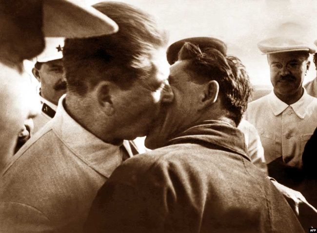 Sovyet lider Josef Stalin 1937’de, meşhur pilot Vasili Molokov’a dudağından bûse konduruyor. 