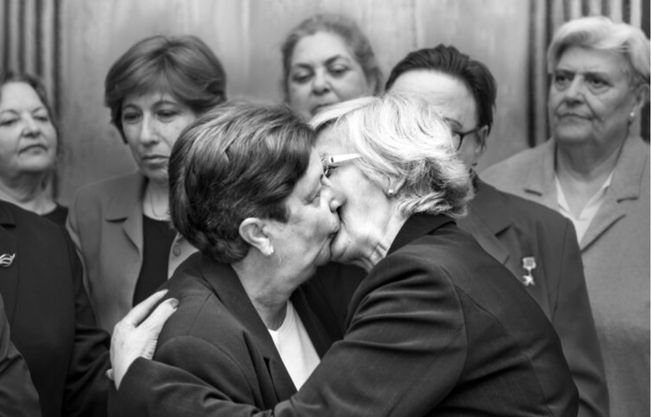 Kocaları şapır şupur öpüşür de hanımları dururlar mı? Sovyet lider Leonid Brejnev’in karısı Ludmilla Brejnev, 1979’da Doğu Alman lider Erik Honeker’in karısı Erica Honeker ile dudak dudağa…