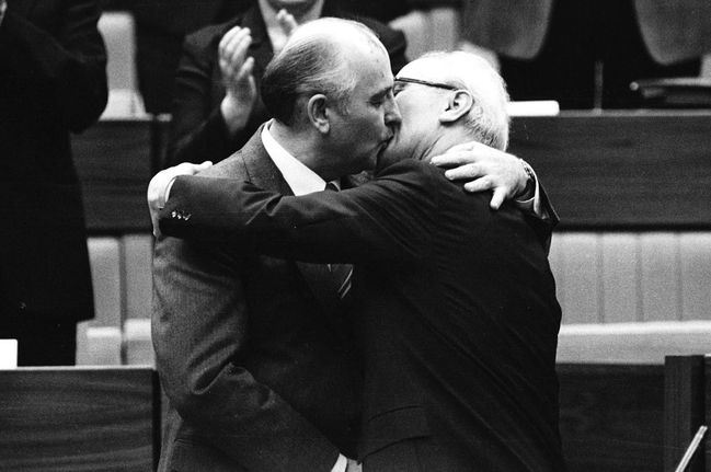 Doğu Almanya Cumhurbaşkanı Erik Honeker’in dudakları her Sovyet liderinin alâkasını çekmiş olmalı ki, Sovyetler’in son lideri  Mihail Gorbaçov da 21 Nisan 1986’da Honeker’i böyle öpmüştü.