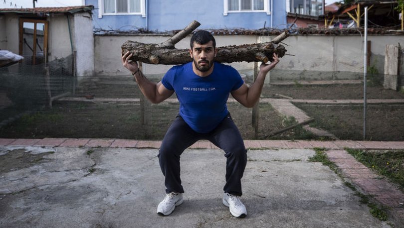 Güreşçiler evde antrenman yaparak formda kalıyor