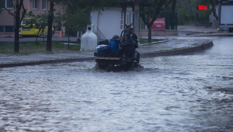 Edirne'de 10 dakikalık yağış caddeleri göle çevir