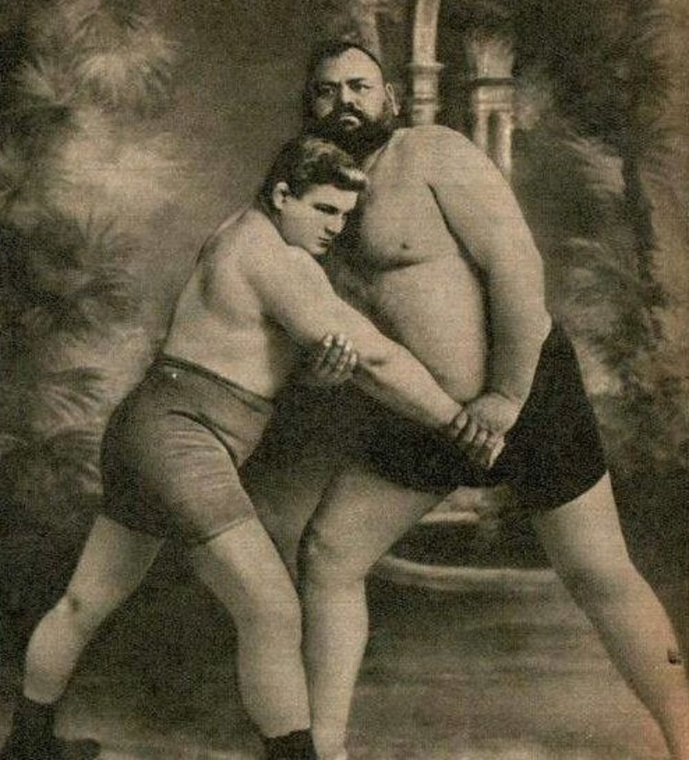 Fotoğrafta sağ tarafta görülen Filiz Nurullah (1870 - 1912) 2.18 metre boyunda, 175 Kg ağırlığındaydı. 'Filiz' lakabı uzun boyundan dolayı verildi