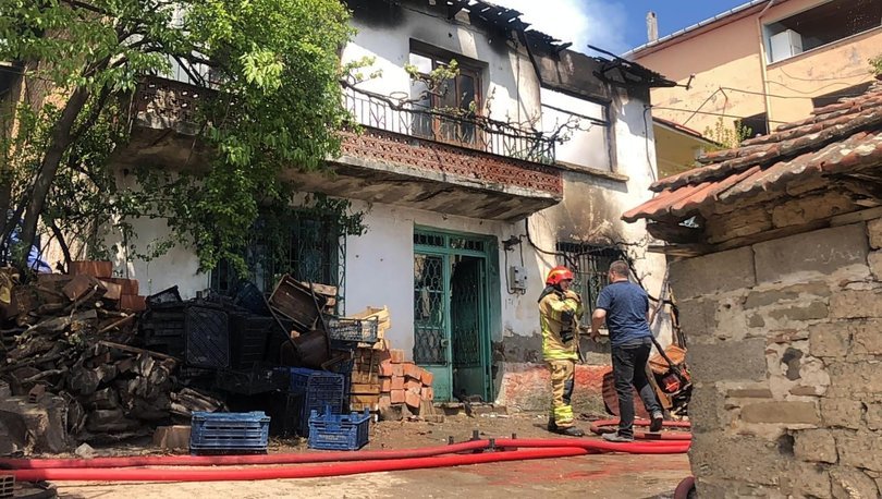Bursa'da 2 katlı ev yandı!