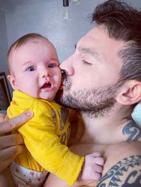 Ahmet-Asena Dursun çifti, bebeklerinin yüzünü gösterdi - Magazin haberleri