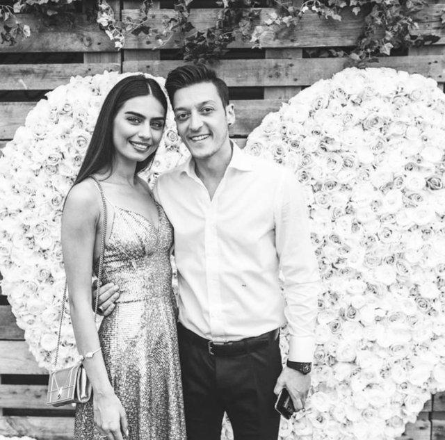 Mesut Özil'den eşi Amine Gülşe'ye: İyi ki doğdun hayatımın aşkı - Magazin haberleri